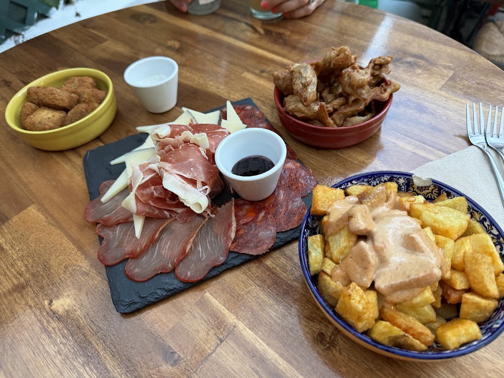 Une table généreuse prête pour le partage