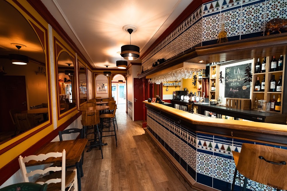 Le bar — ambiance espagnole et azulejos colorés